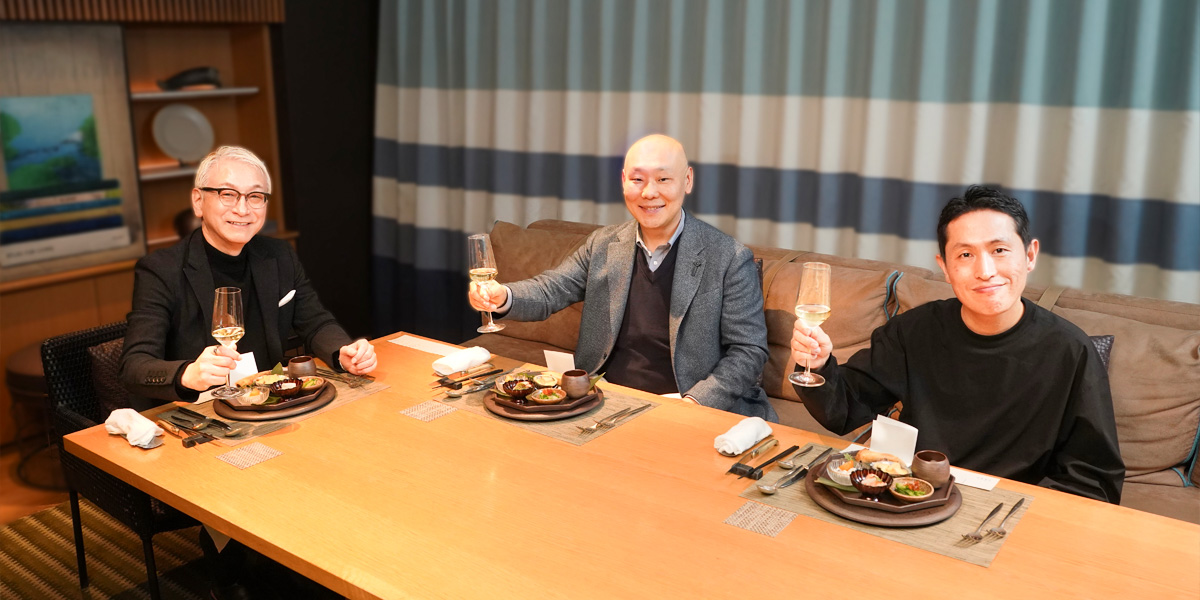 3人で乾杯している